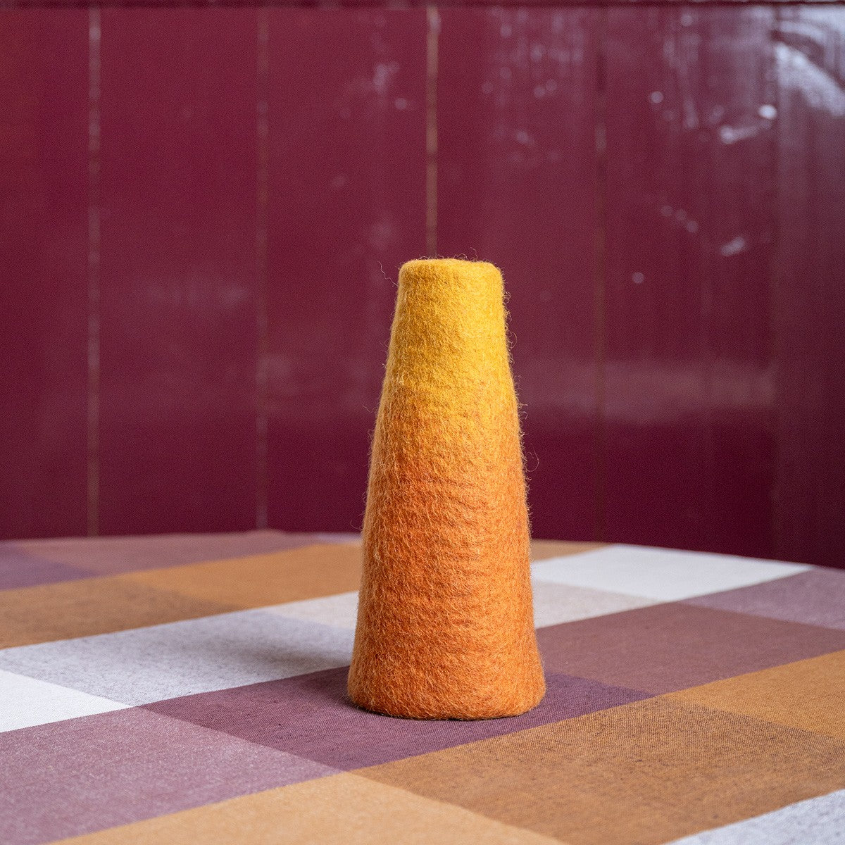 Detailfoto van vilten vaas cognac-okergeel medium