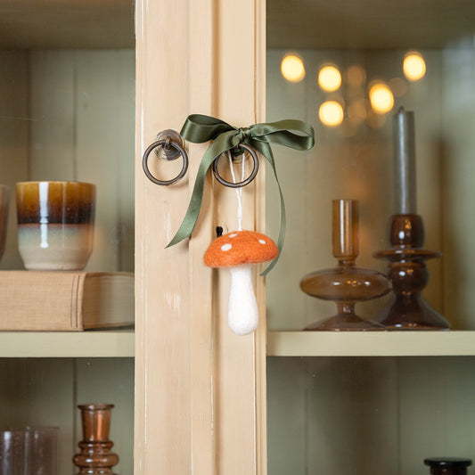 Detailfoto van vilten hanger paddenstoel indian summer medium cognac