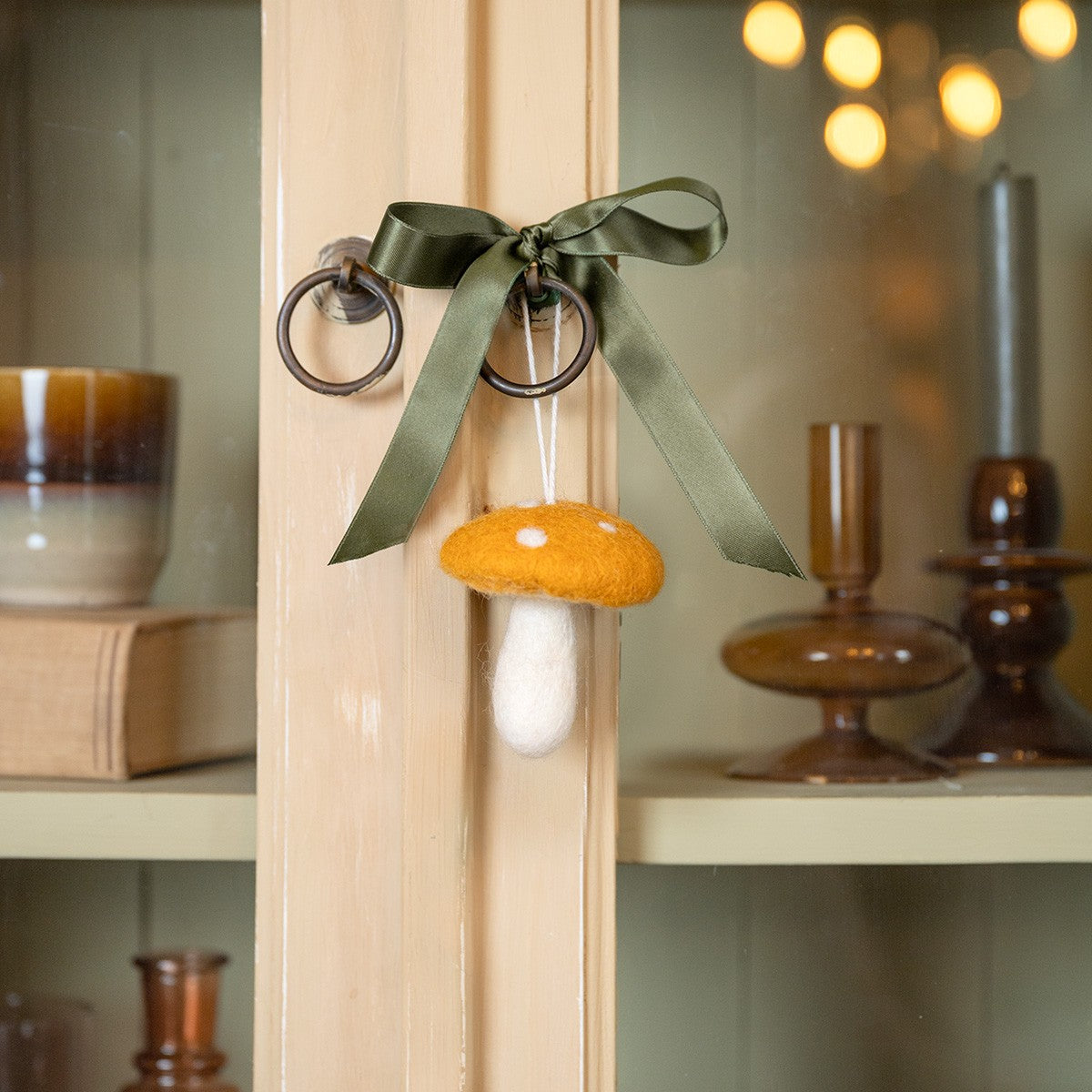 Detailfoto van vilten hanger paddenstoel indian summer medium okergeel
