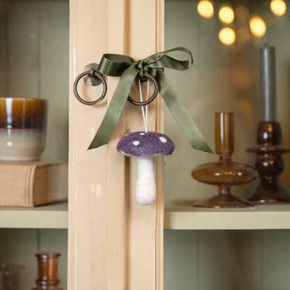 Detailfoto van vilten hanger paddenstoel indian summer medium paars