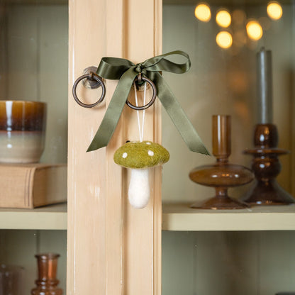 Detailfoto van vilten hanger paddenstoel indian summer medium lichtgroen