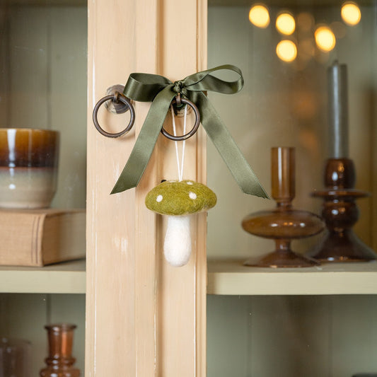 Detailfoto van vilten hanger paddenstoel indian summer medium lichtgroen