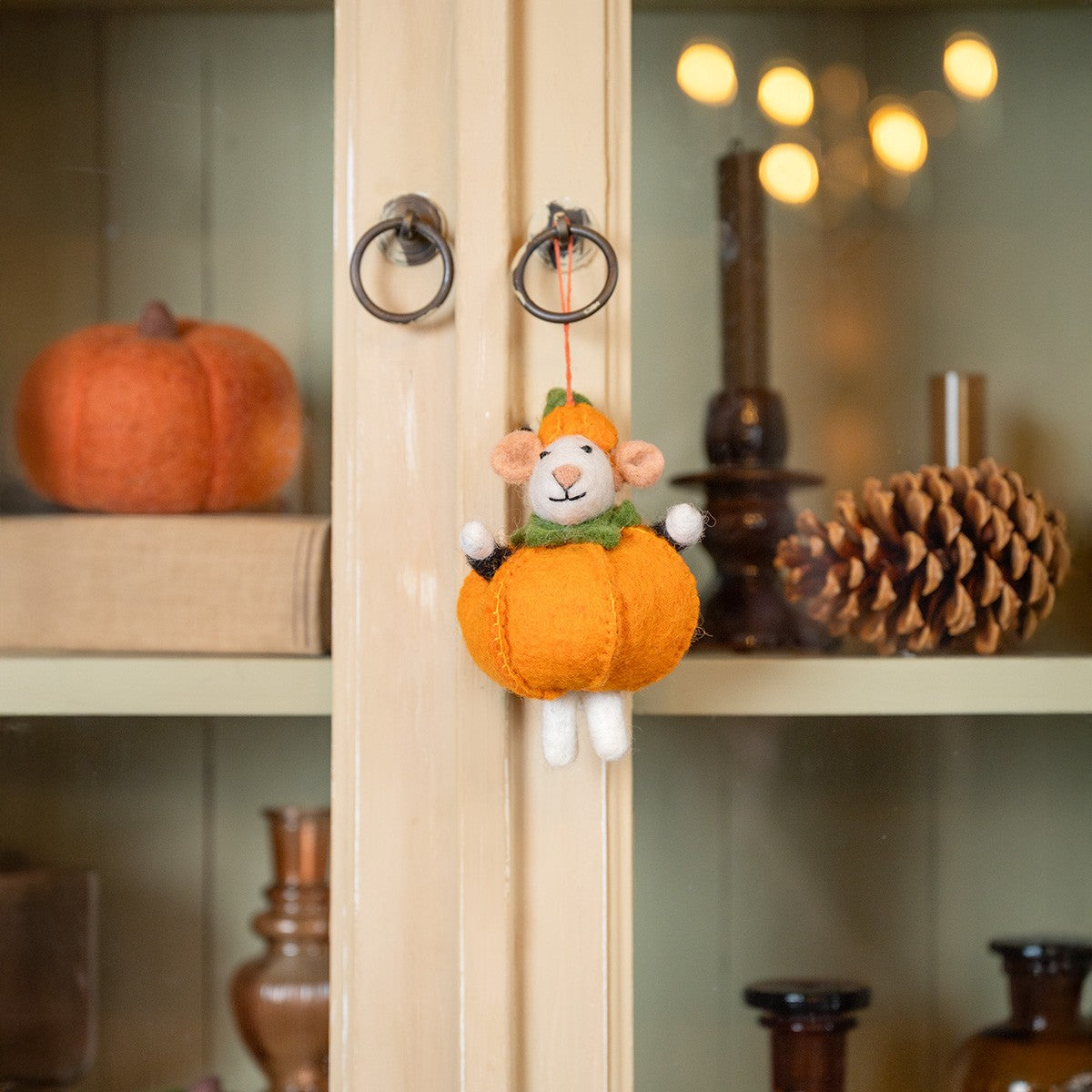 Detailfoto van vilten hanger muis pompoen
