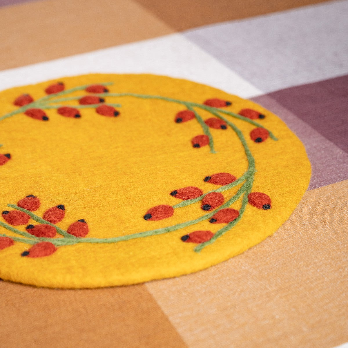 Detailfoto van vilten onderzetter 35 cm rozenbottel