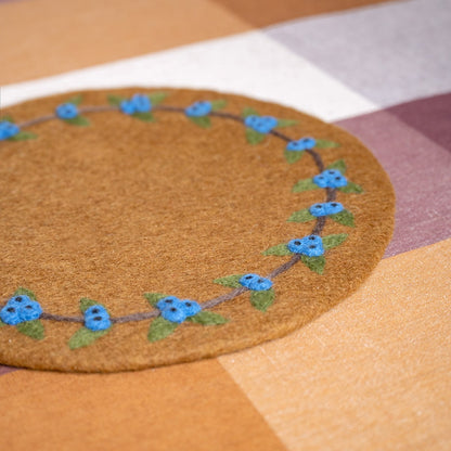 Detailfoto van vilten onderzetter 35 cm bes blauw