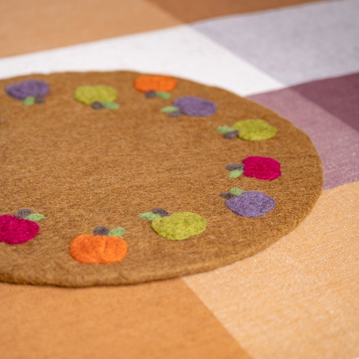 Detailfoto van vilten onderzetter 35 cm pompoentjes bruin