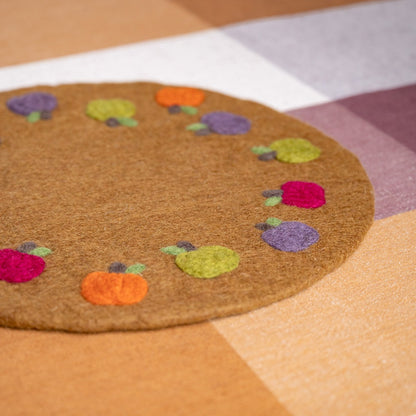 Detailfoto van vilten onderzetter 35 cm pompoentjes bruin