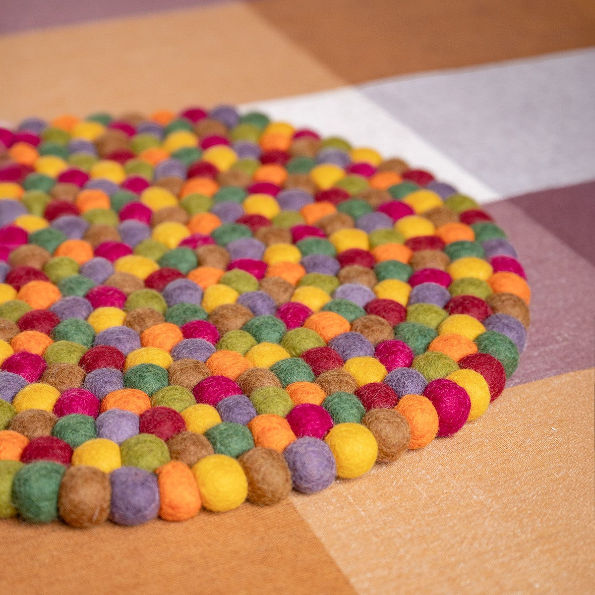 Detailfoto van vilten onderzetter vb 40 cm rond indian summer
