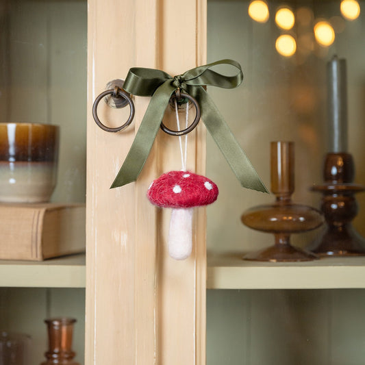 Detailfoto van vilten hanger paddenstoel indian summer medium wijnrood