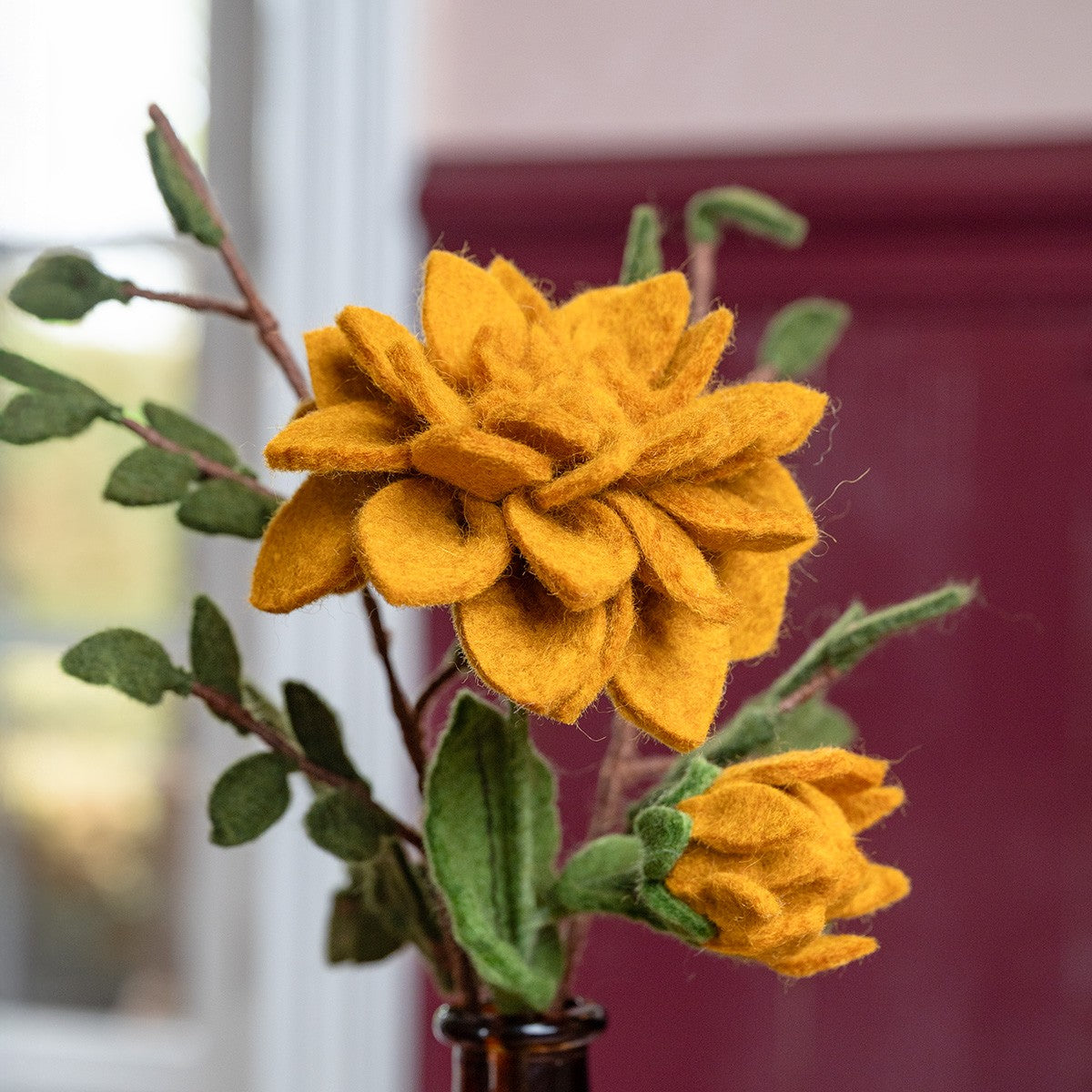 Detailfoto van vilten dahlia xl okergeel
