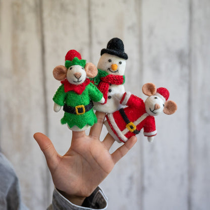Detailfoto van vilten vingerpopje muis kerstelf