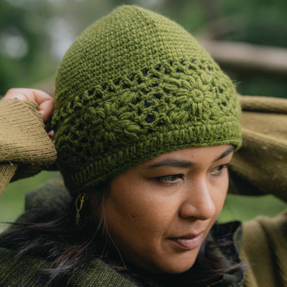 Detailfoto van muts granny square legergroen