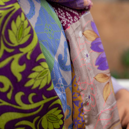 Detailfoto van vilten sarisjaal patchwork paarstinten