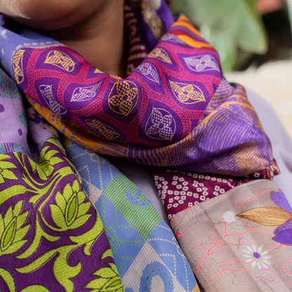 Detailfoto van vilten sarisjaal patchwork paarstinten