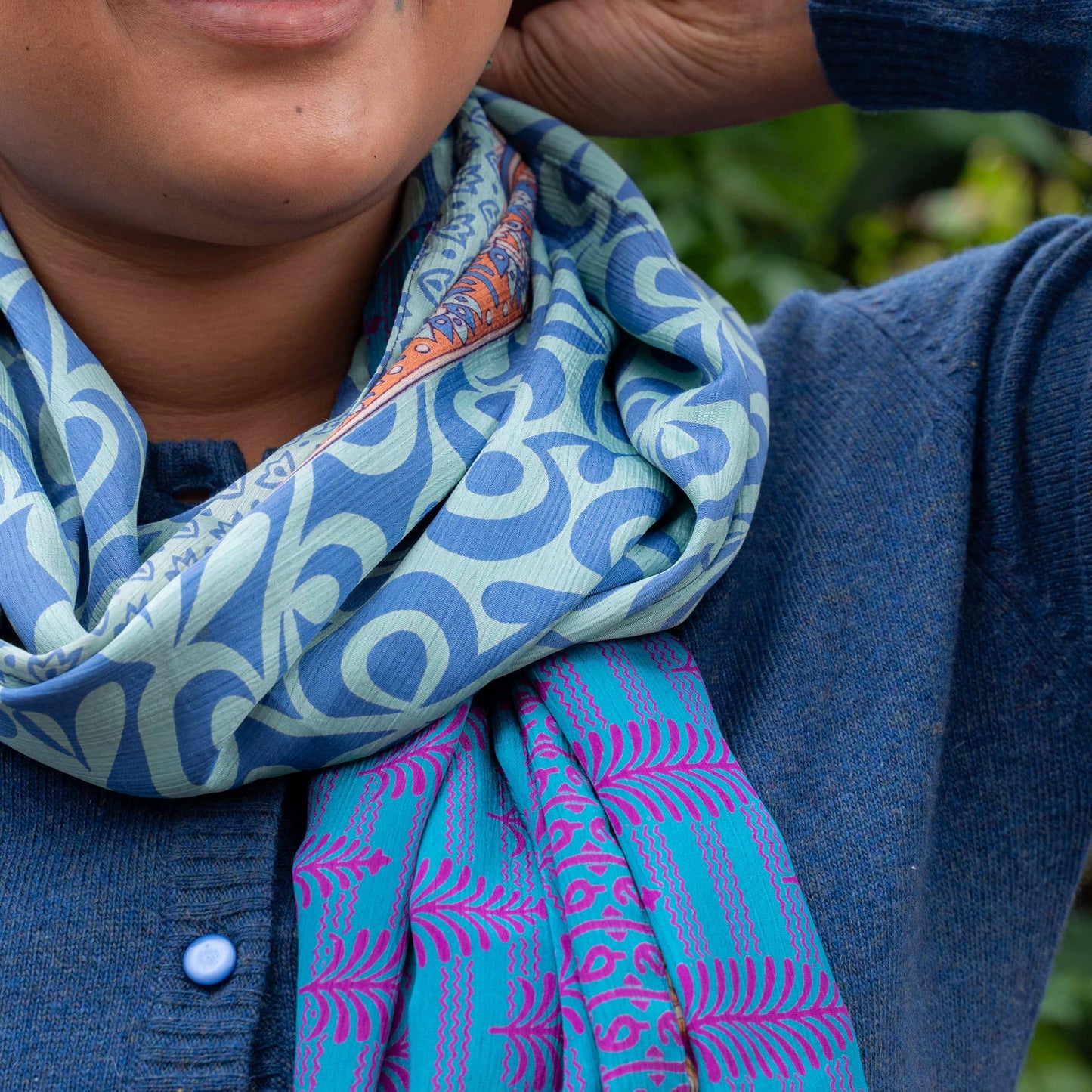 Detailfoto van vilten sarisjaal patchwork turquoisetinten