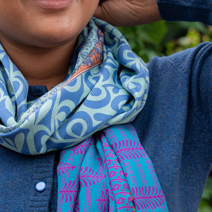 Detailfoto van vilten sarisjaal patchwork turquoisetinten