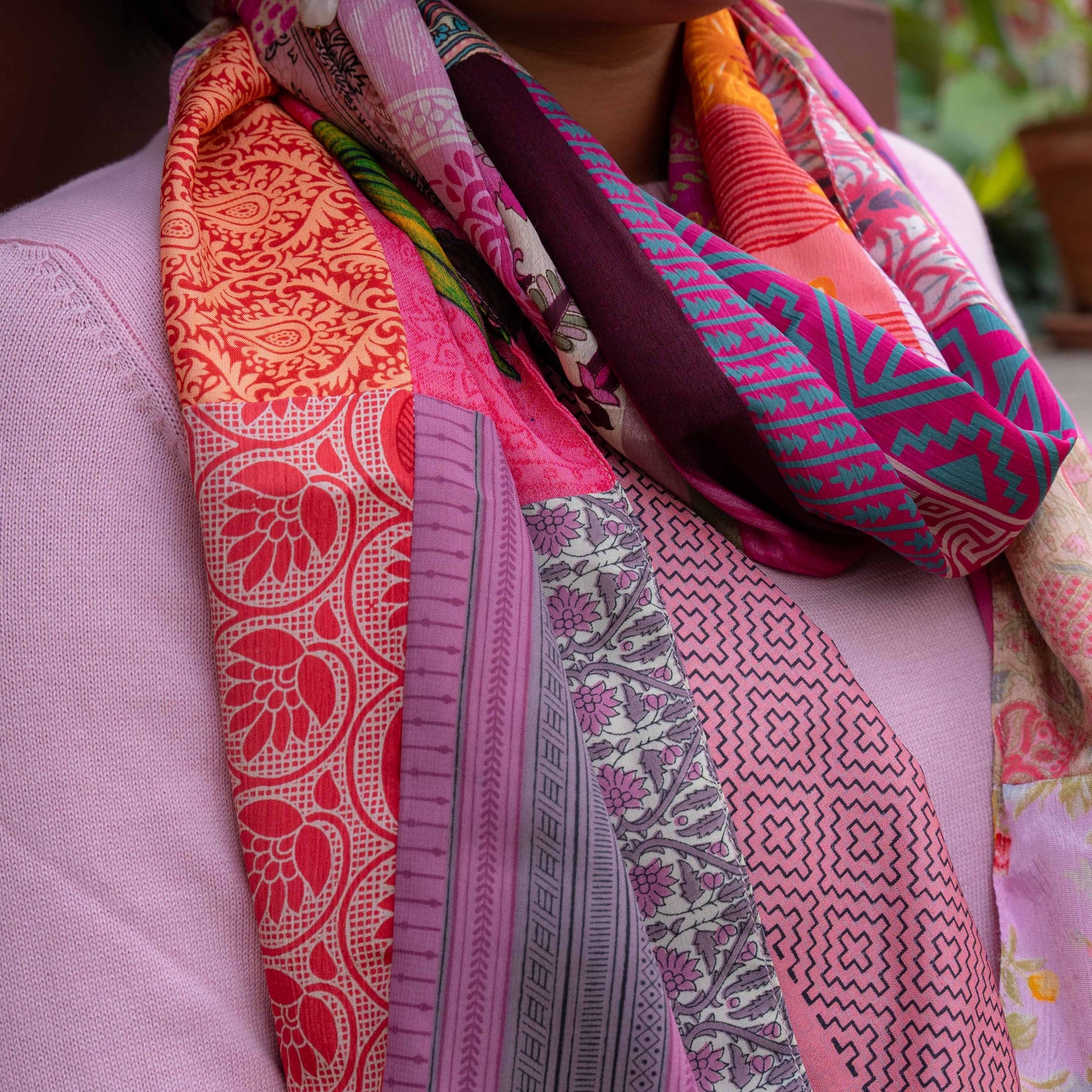Detailfoto van vilten sarisjaal patchwork rozetinten