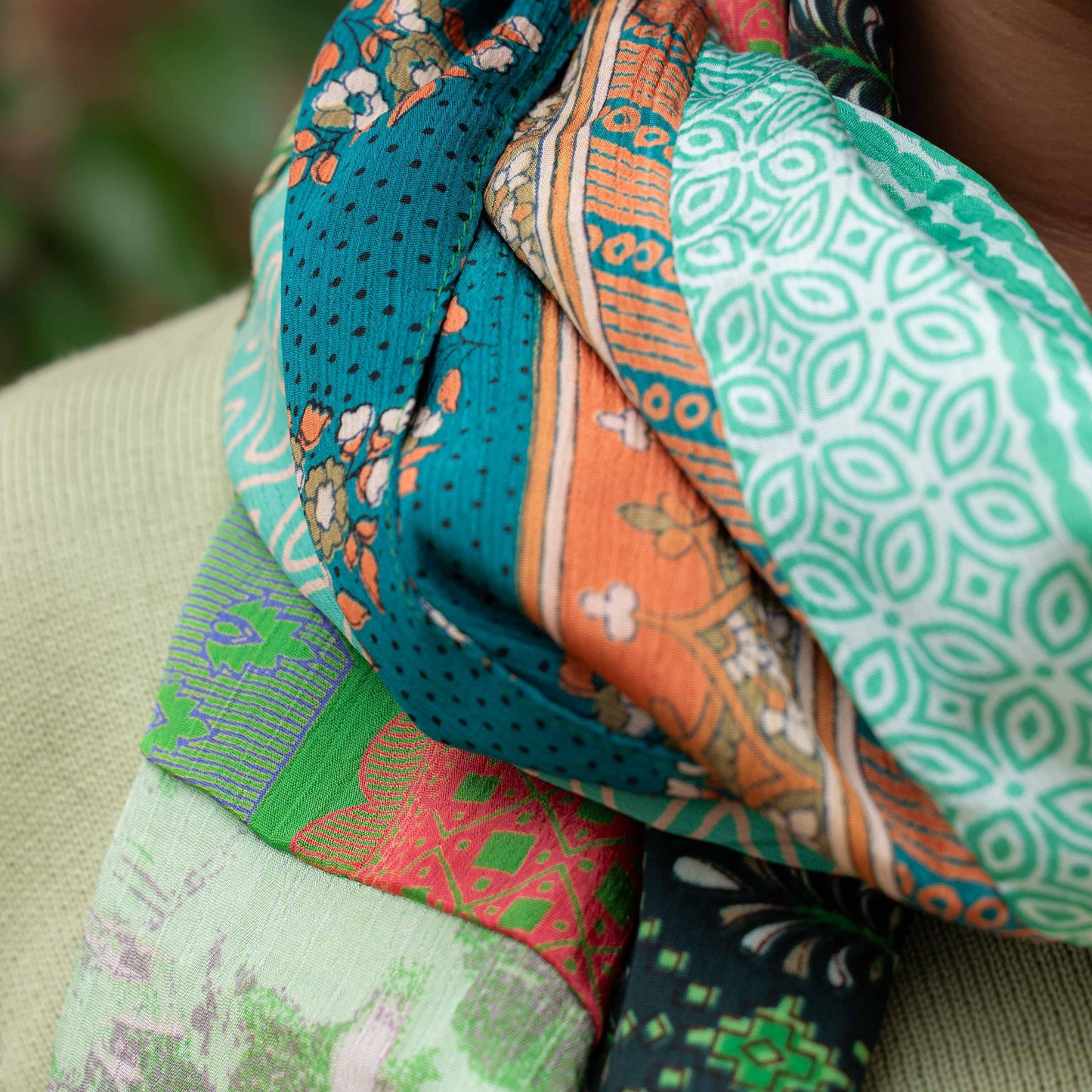 Detailfoto van vilten sarisjaal patchwork groentinten