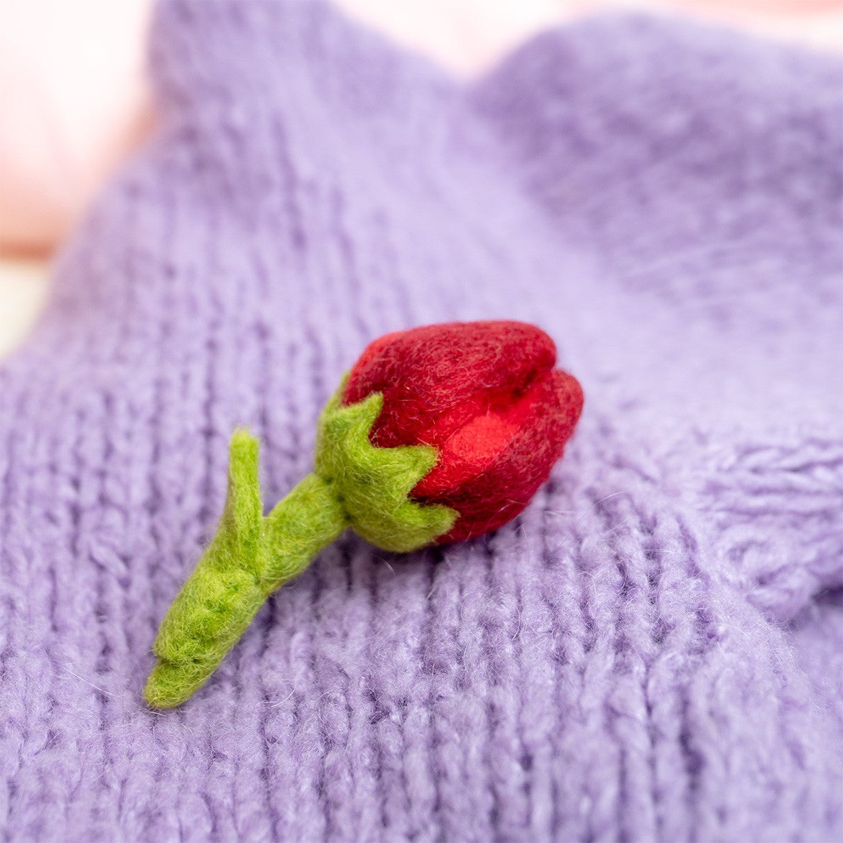 Detailfoto van vilten broche tulp robin