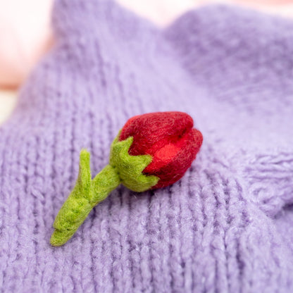Detailfoto van vilten broche tulp robin