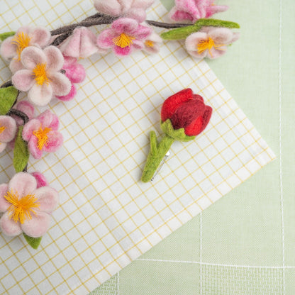 Detailfoto van vilten broche tulp robin