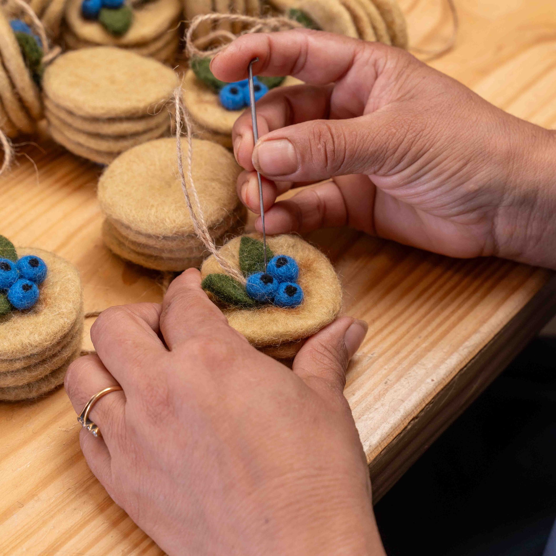 Detailfoto van vilten hanger pancakes bes blauw