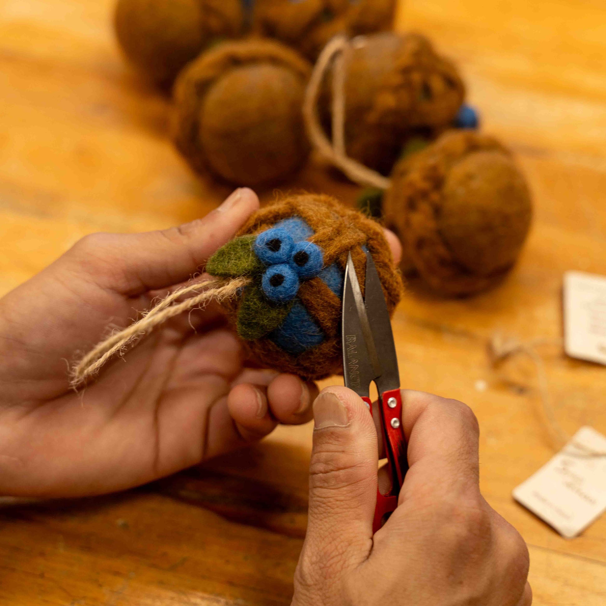 Detailfoto van vilten hanger taart bes blauw
