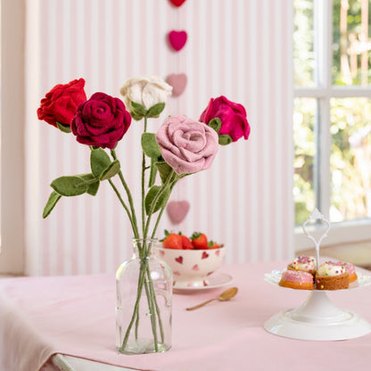 Detailfoto van vilten roos roze-rood assorti 5 st.