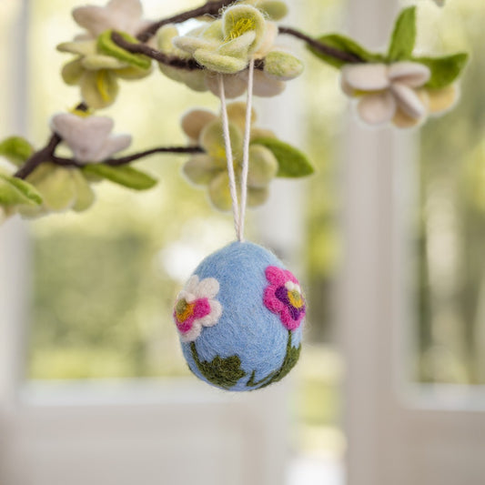 Anhänger in Eiform, hellblau mit Veilchen