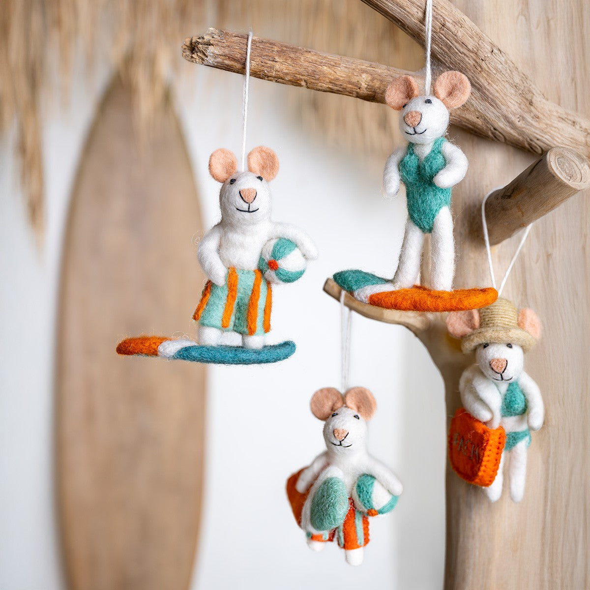 Detailfoto van vilten hanger muis surfboy turquoise