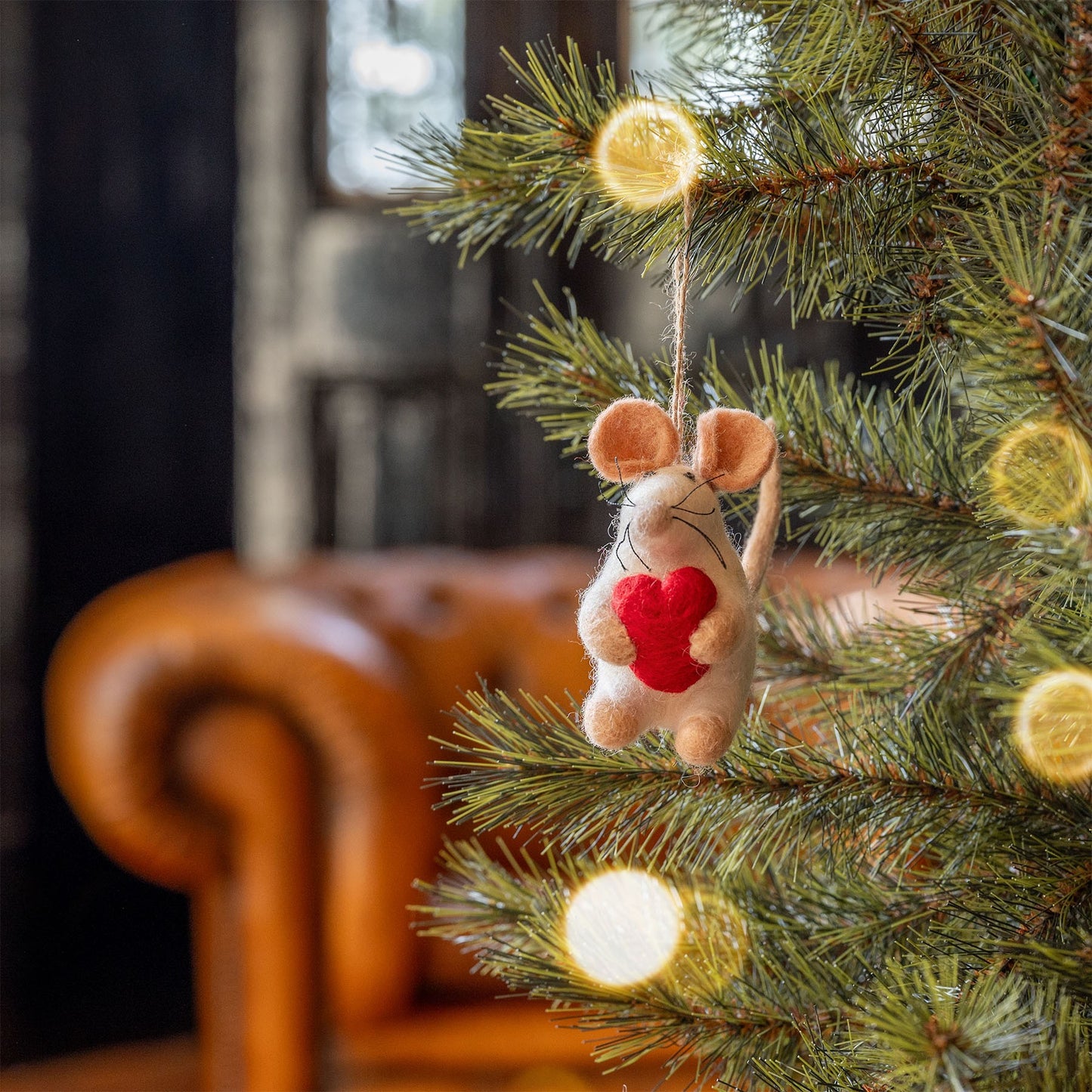 Detailfoto van vilten hanger muis met hart rood