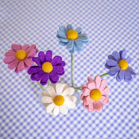 Detailfoto van vilten margrietje lila