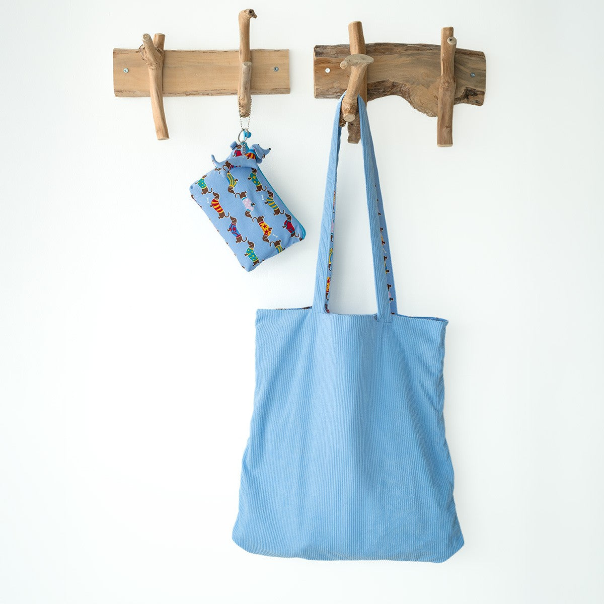 Detailfoto van vilten totebag teckel lichtblauw