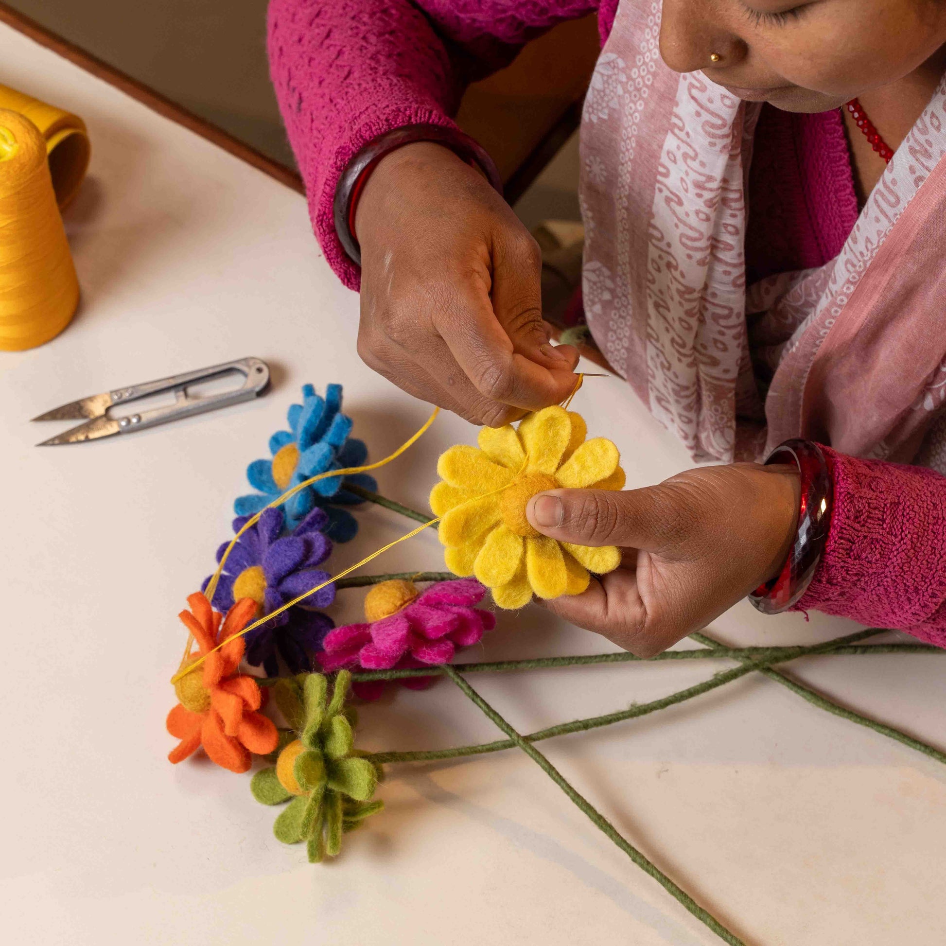 Detailfoto van vilten margrietje paars