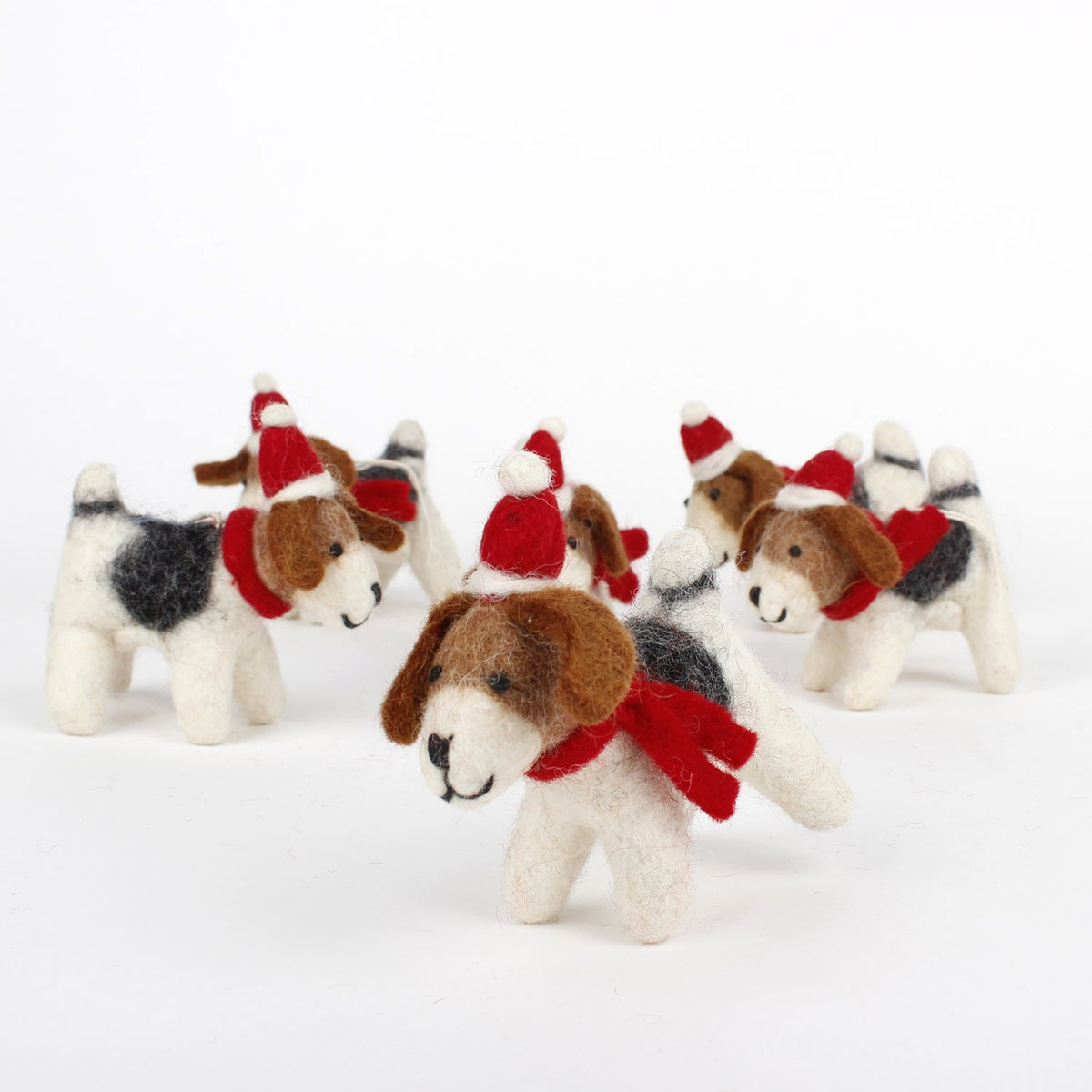 Detailfoto van vilten hanger hondje met kerstmuts