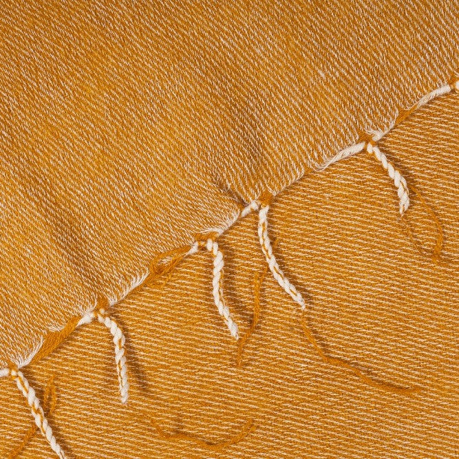 Detailfoto van sjaal okergeel