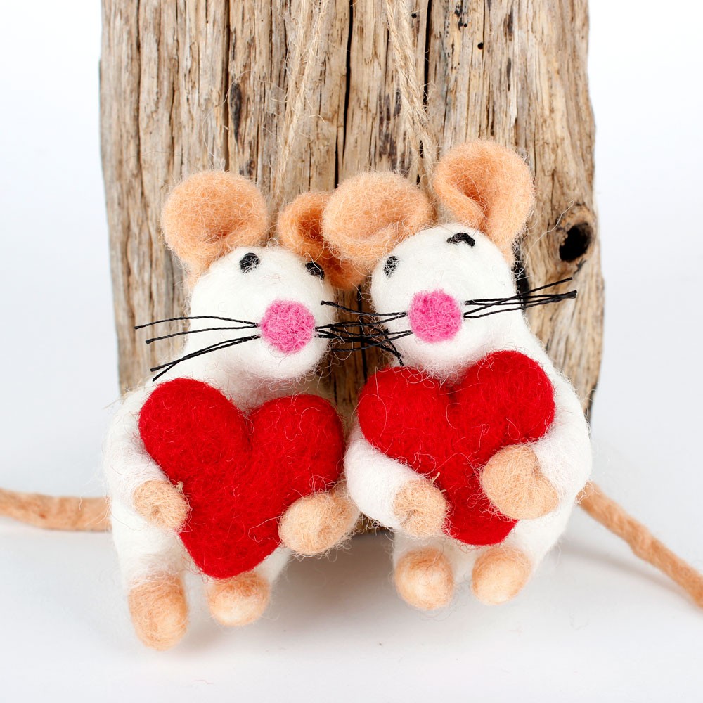 Detailfoto van vilten hanger muis met hart rood