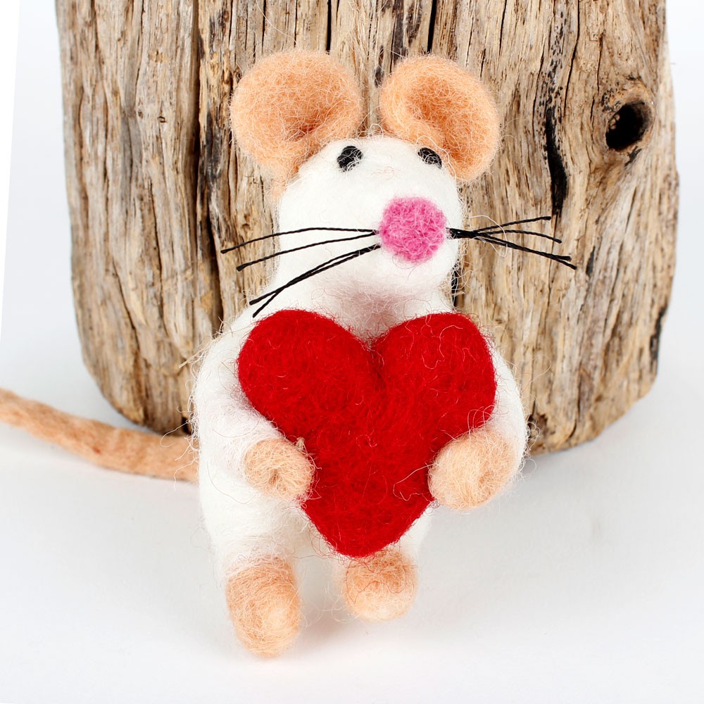 Detailfoto van vilten hanger muis met hart rood