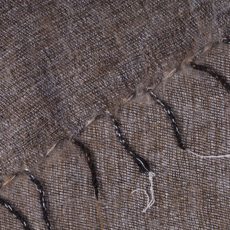 Detailfoto van sjaal taupe