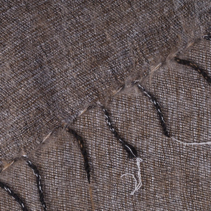 Detailfoto van sjaal taupe