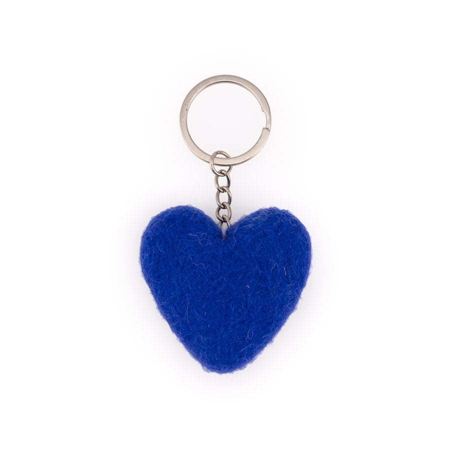 Detailfoto van vilten sleutelhanger hart blauw