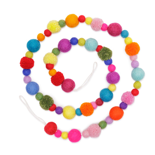 Detailfoto van vilten viltslinger viltballetjes pompoms multicolor