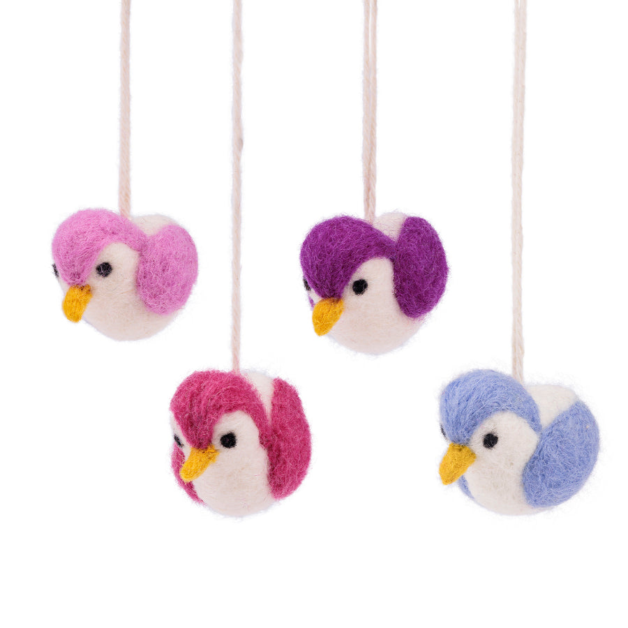 Detailfoto van vilten hanger vogeltje cyclaam