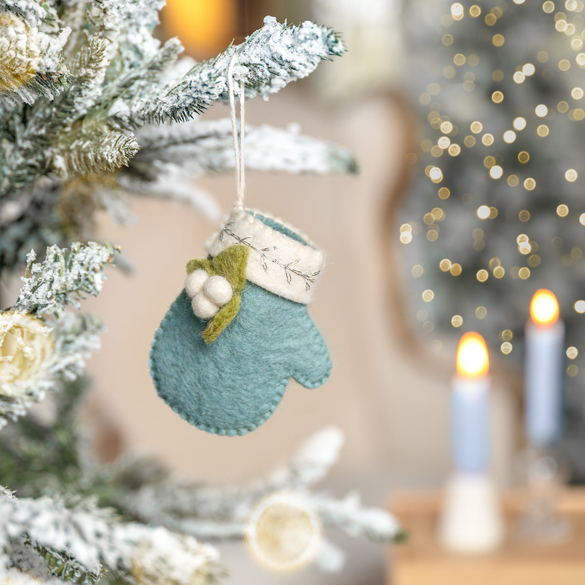 Hanger Wantje met Mistletoe IJsblauw van vilt