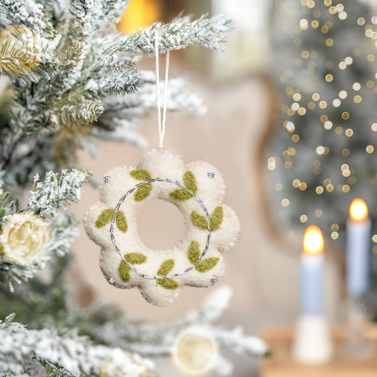 Hanger Krans Winterwonderland Wit van vilt