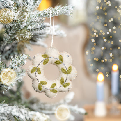 Hanger Krans Winterwonderland Wit van vilt