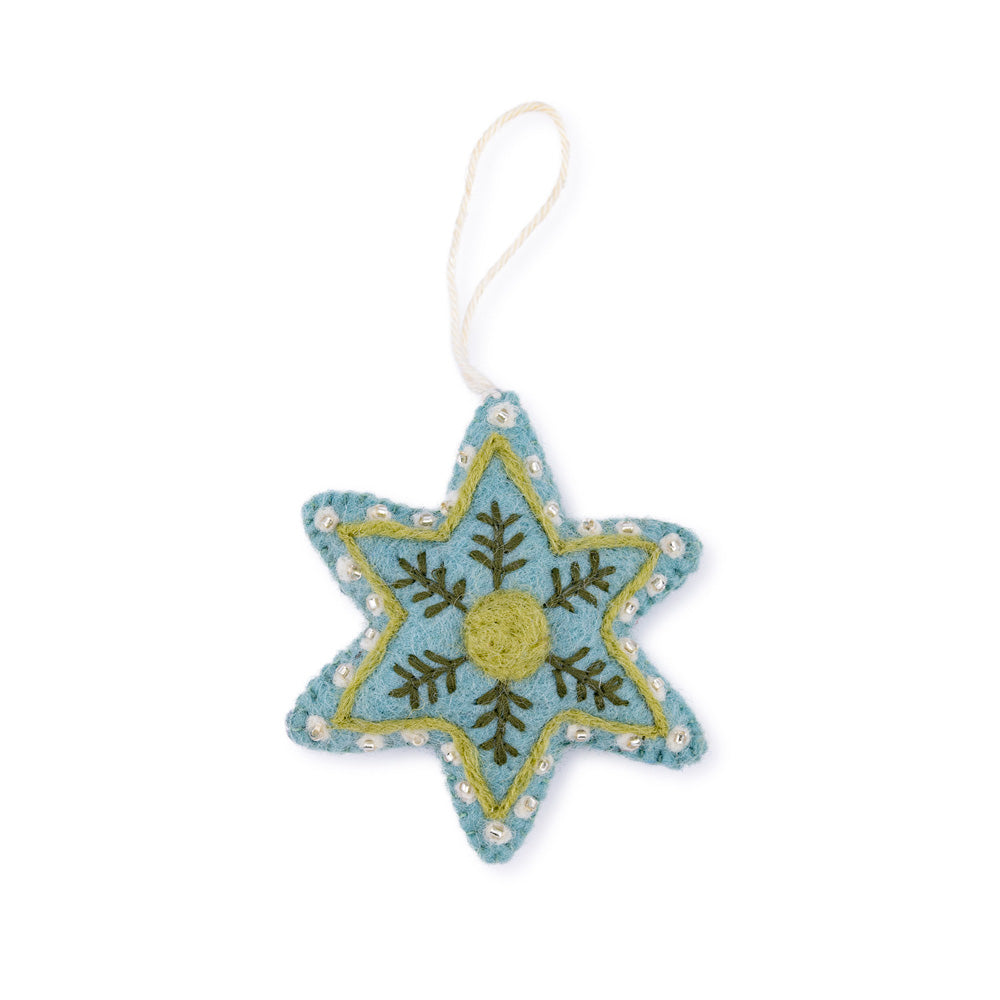 Detailfoto van hanger ster embroidery ijsblauw van vilt