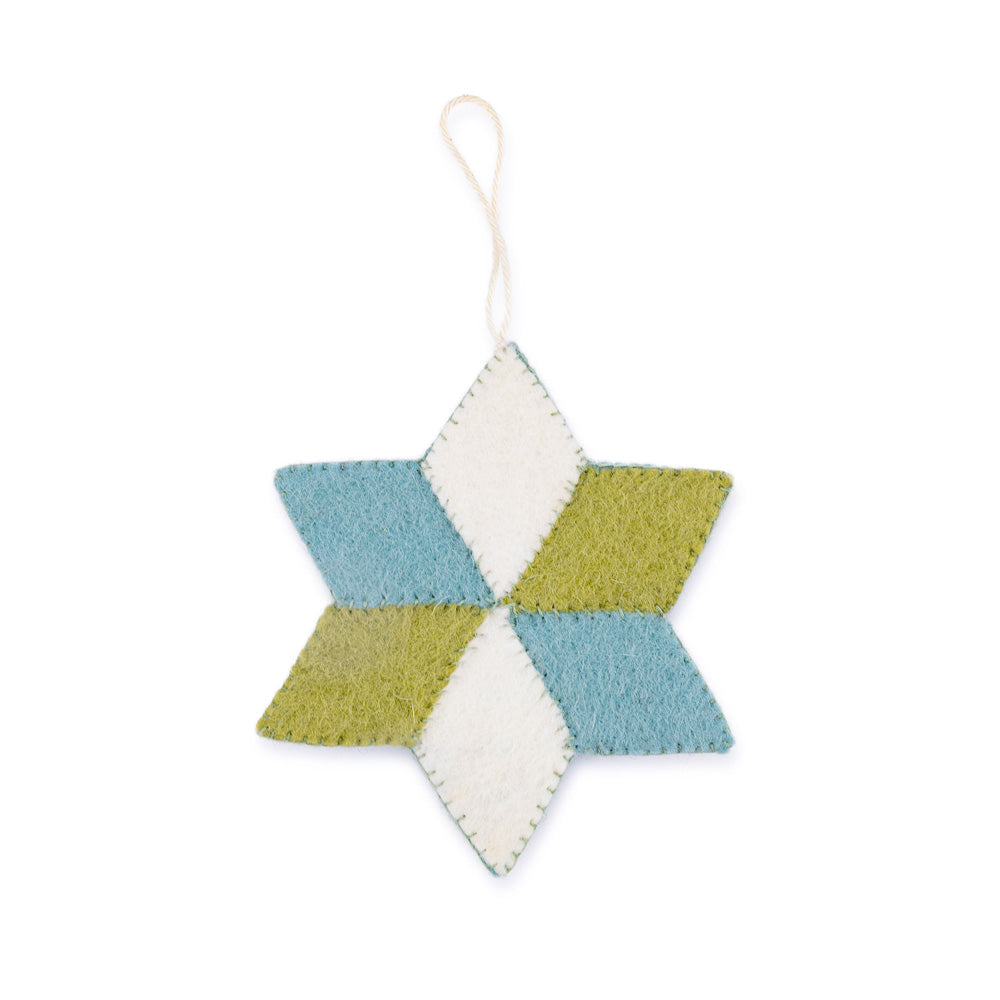 Detailfoto van hanger ster winterwonderland patchwork van vilt