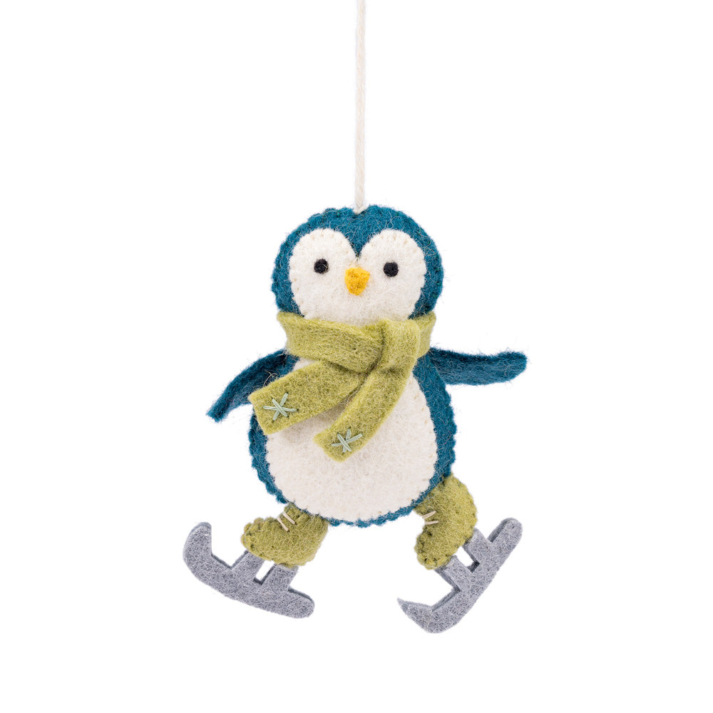 Detailfoto van hanger pinguin op schaatsen van vilt