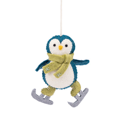 Detailfoto van hanger pinguin op schaatsen van vilt